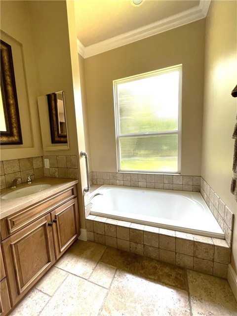 2068 Radnor Avenue, Long Beach CA: https://media.crmls.org/medias/bf75d4ca-3586-4dbd-9244-de00ae1a8b69.jpg