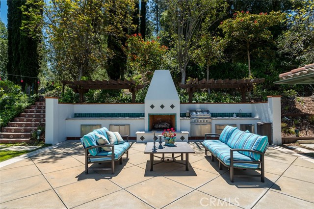 420 Inverness Drive, La Canada Flintridge CA: https://media.crmls.org/medias/bf75e2a9-f2dc-4e56-ac34-c11782445621.jpg
