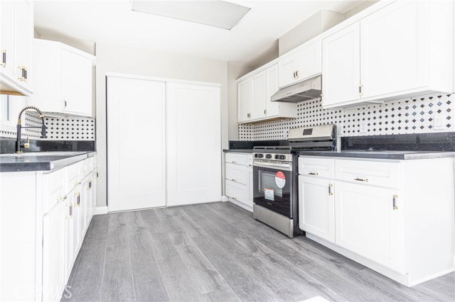 2008 Sequoia Drive, Barstow CA: https://media.crmls.org/medias/bf771f31-7380-47d8-a78f-13e33d3e9385.jpg