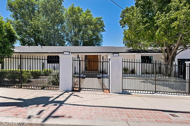 17072 Oak View Drive, Encino CA: https://media.crmls.org/medias/bf77680a-faa7-4cd7-a89e-cd5aa2d4f8e5.jpg