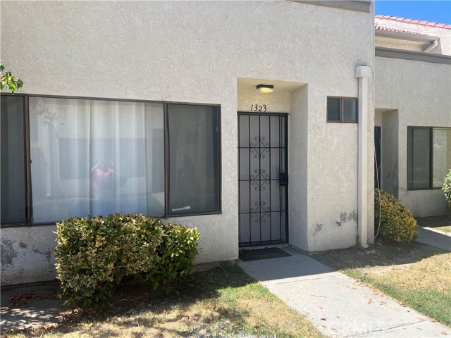 Detail Gallery Image 1 of 28 For 1323 W Latham Ave, Hemet,  CA 92543 - 3 Beds | 2/1 Baths