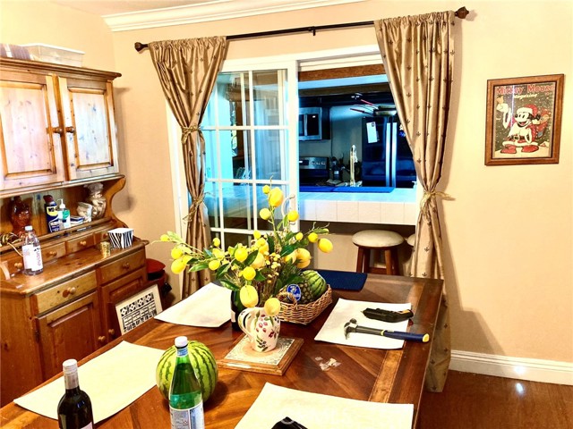 Pass-through from the Breakfast/Dining Room to the Kitchen.