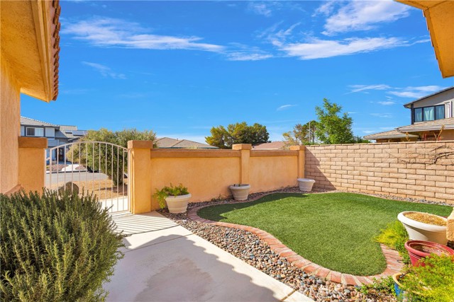 Detail Gallery Image 3 of 55 For 26438 Buccaneer Ln, Helendale,  CA 92342 - 2 Beds | 2 Baths