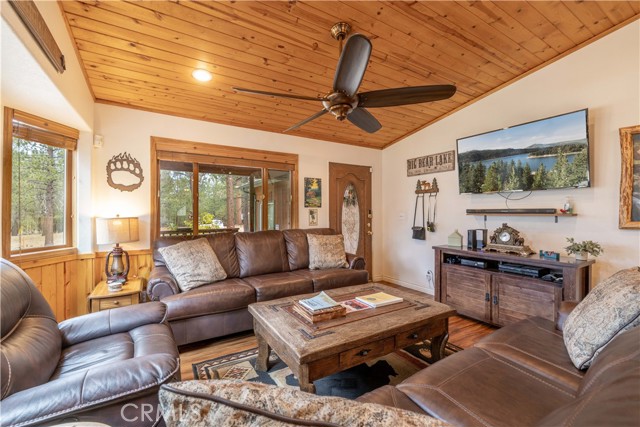 Detail Gallery Image 8 of 23 For 39789 Forest Rd, Big Bear Lake,  CA 92315 - 3 Beds | 2 Baths
