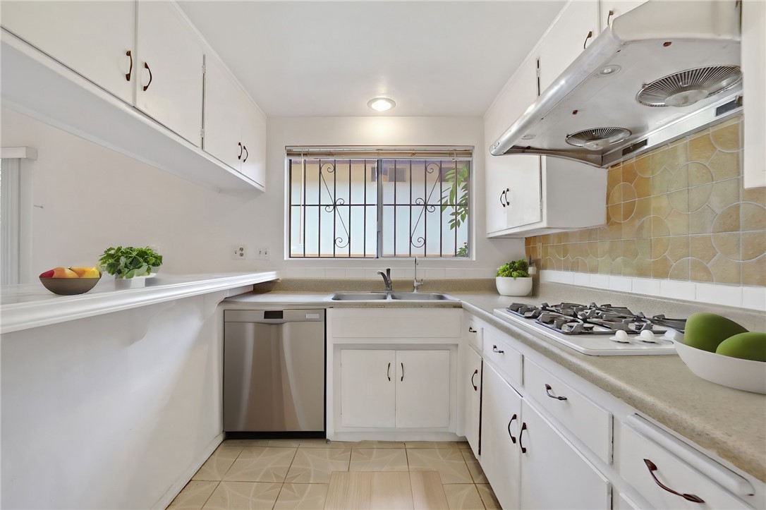 Detail Gallery Image 6 of 14 For 145 Casuda Canyon Dr #D,  Monterey Park,  CA 91754 - 3 Beds | 2 Baths