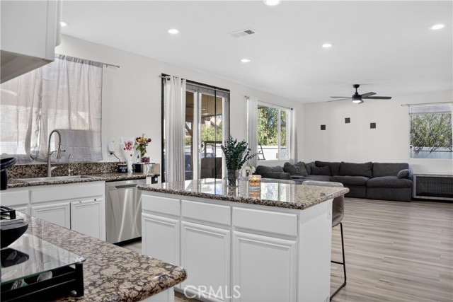 Detail Gallery Image 3 of 55 For 2301 Foxtail Dr, Palmdale,  CA 93551 - 5 Beds | 3 Baths