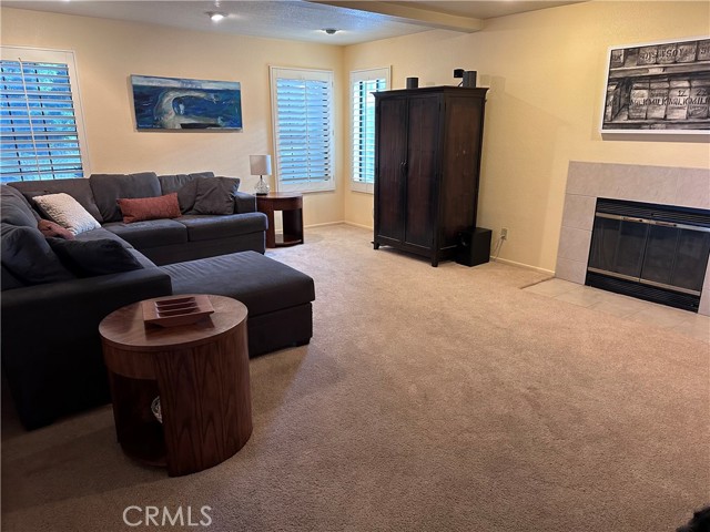 Family room w/fireplace
