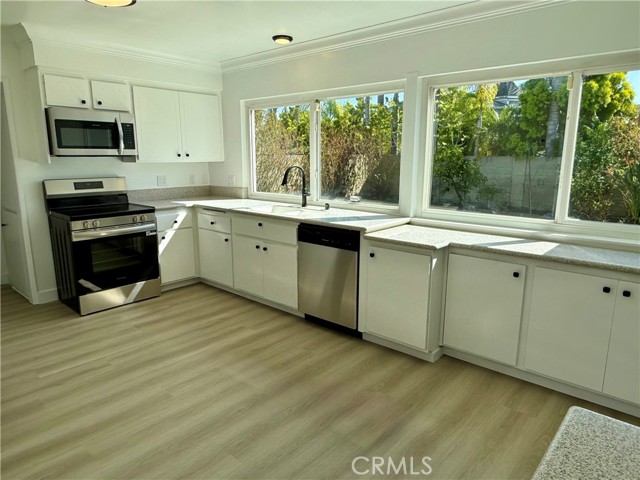 Detail Gallery Image 10 of 44 For 17172 Apel, Huntington Beach,  CA 92649 - 4 Beds | 3 Baths