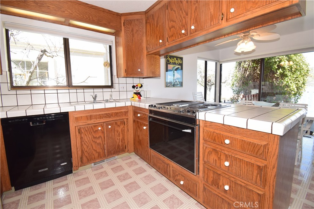 https://media.crmls.org/medias/bf8bffe5-6035-45c9-a5c2-5351b734d76b.jpg?preset=X-Large