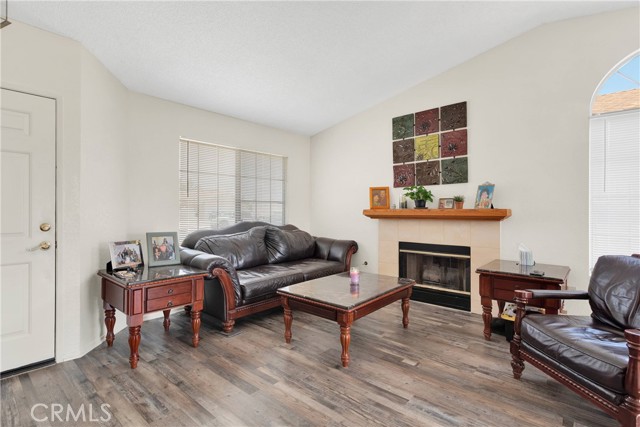 Detail Gallery Image 5 of 33 For 12439 Glennaire Pl, Victorville,  CA 92395 - 2 Beds | 2 Baths