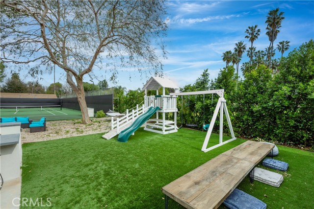 Detail Gallery Image 32 of 53 For 22637 Erwin St, Woodland Hills,  CA 91367 - 6 Beds | 5/1 Baths