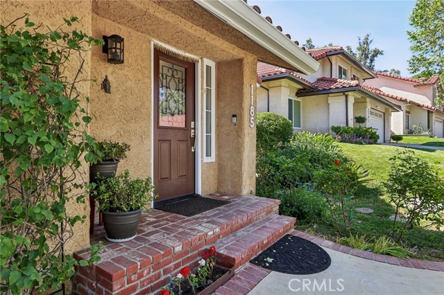 1185 Heatherview Drive photo 2