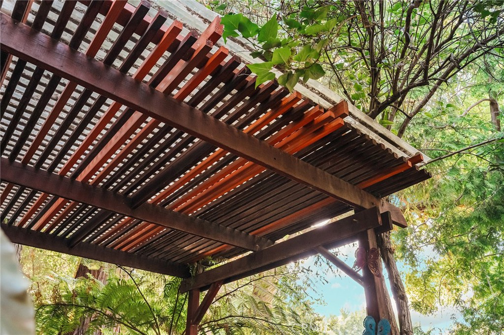 https://media.crmls.org/medias/bf93381d-86c9-42cb-8ab8-a548a7e40e38.jpg?preset=X-Large