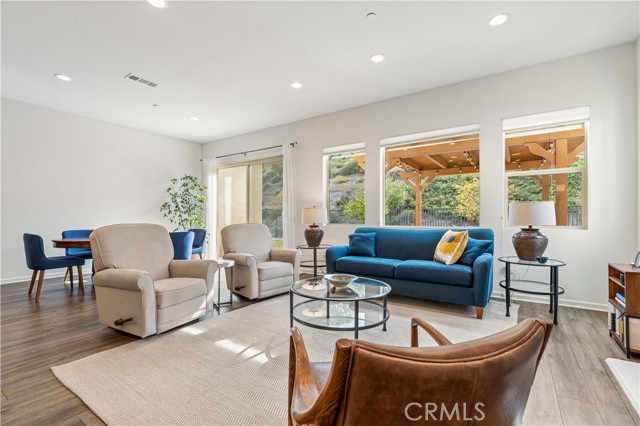 Detail Gallery Image 13 of 72 For 18696 Cedar Crest Dr, Canyon Country,  CA 91387 - 3 Beds | 2/1 Baths