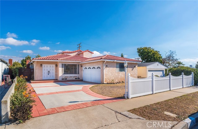 2104 Chestnut Avenue, Manhattan Beach, California 90266, 4 Bedrooms Bedrooms, ,2 BathroomsBathrooms,Residential,For Sale,Chestnut Avenue,SB25012383