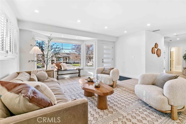 Detail Gallery Image 10 of 65 For 8372 Outland View Dr, Sun Valley,  CA 91352 - 3 Beds | 2/1 Baths