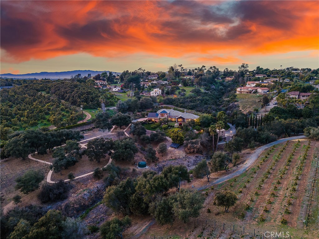 https://media.crmls.org/medias/bfa6bd1d-4c6c-40af-962a-a05392eaa465.jpg?preset=X-Large