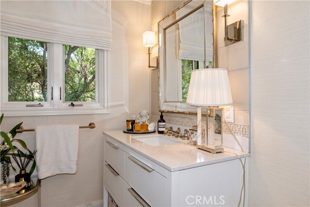 302 W Carter Avenue, Sierra Madre CA: https://media.crmls.org/medias/bfaa29b2-29dd-4fd3-8035-cad67e24f74b.jpg