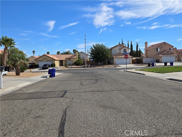 Detail Gallery Image 5 of 43 For 12993 Dartmouth Ct, Victorville,  CA 92392 - 3 Beds | 2 Baths