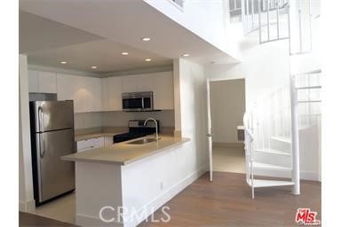 Detail Gallery Image 7 of 9 For 884 Palm Ave #302,  West Hollywood,  CA 90069 - 3 Beds | 2 Baths