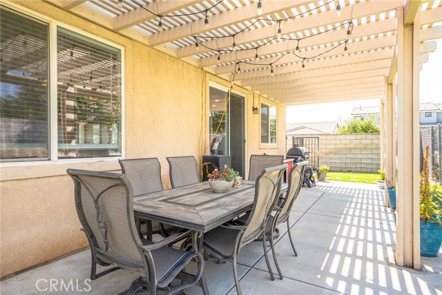 15138 Holiday Drive, Fontana CA: https://media.crmls.org/medias/bfb15b06-4e44-4d88-9d05-b8433336d33e.jpg