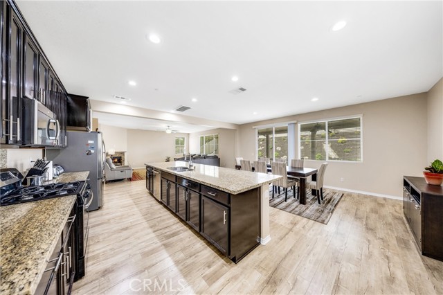 Detail Gallery Image 9 of 44 For 17984 Valerian Way, San Bernardino,  CA 92407 - 4 Beds | 3 Baths
