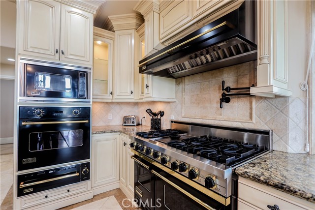 23180 Gray Fox Drive, Canyon Lake CA: https://media.crmls.org/medias/bfb3a928-b758-483b-b961-7c73a140af32.jpg