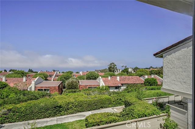 54 Cresta Verde Drive, Rolling Hills Estates CA: https://media.crmls.org/medias/bfb5c252-05fc-4010-9a5a-1220c000f351.jpg