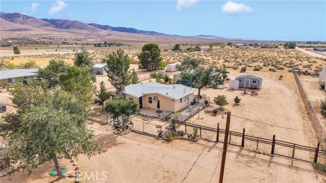 10378 Willow Wells Avenue, Lucerne Valley CA: https://media.crmls.org/medias/bfb77bf5-ef87-47af-bbfd-2d43451b7f1a.jpg