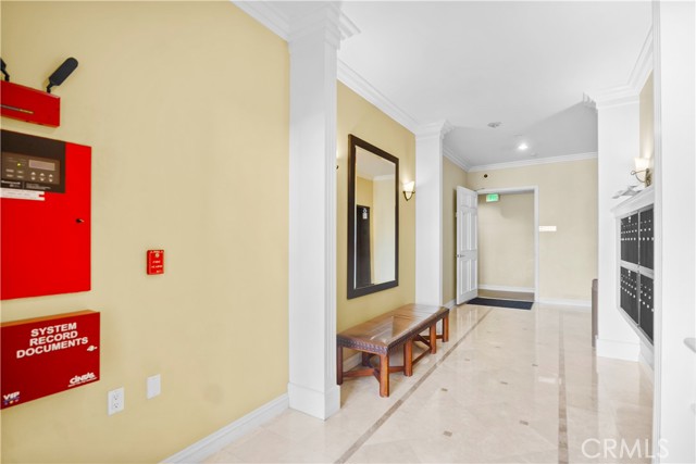 Detail Gallery Image 3 of 25 For 143 N Arnaz Dr #102,  Beverly Hills,  CA 90211 - 3 Beds | 2/1 Baths