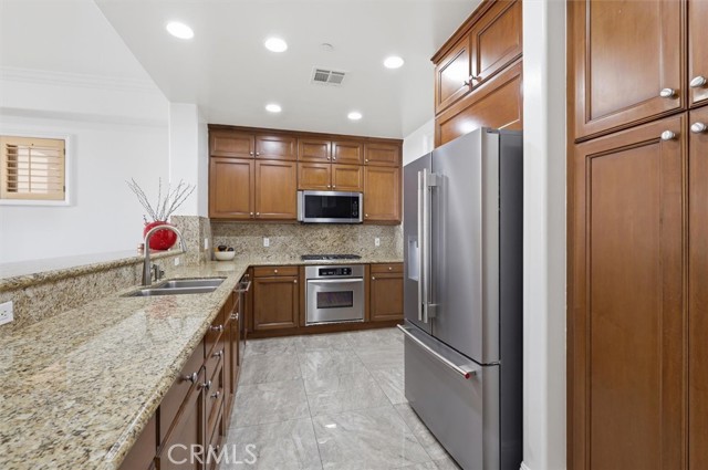 Detail Gallery Image 8 of 30 For 143 N Arnaz Dr #105,  Beverly Hills,  CA 90211 - 3 Beds | 2/1 Baths