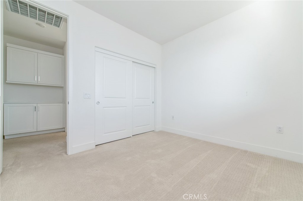 https://media.crmls.org/medias/bfbe3539-96a0-44bd-b9c6-5e678c5f80dc.jpg?preset=X-Large