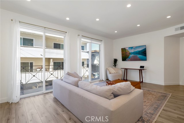 Detail Gallery Image 4 of 25 For 11723 Goshen Ave #103,  Los Angeles,  CA 90049 - 3 Beds | 2 Baths