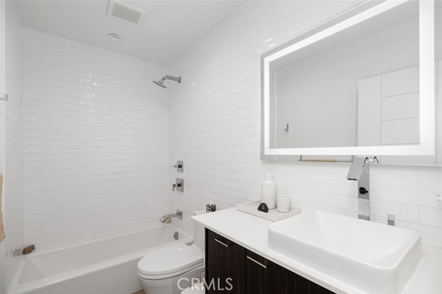 2329 Vineyard Avenue, Los Angeles CA: https://media.crmls.org/medias/bfc0fb7b-ed68-46d3-b103-70d45f899d38.jpg