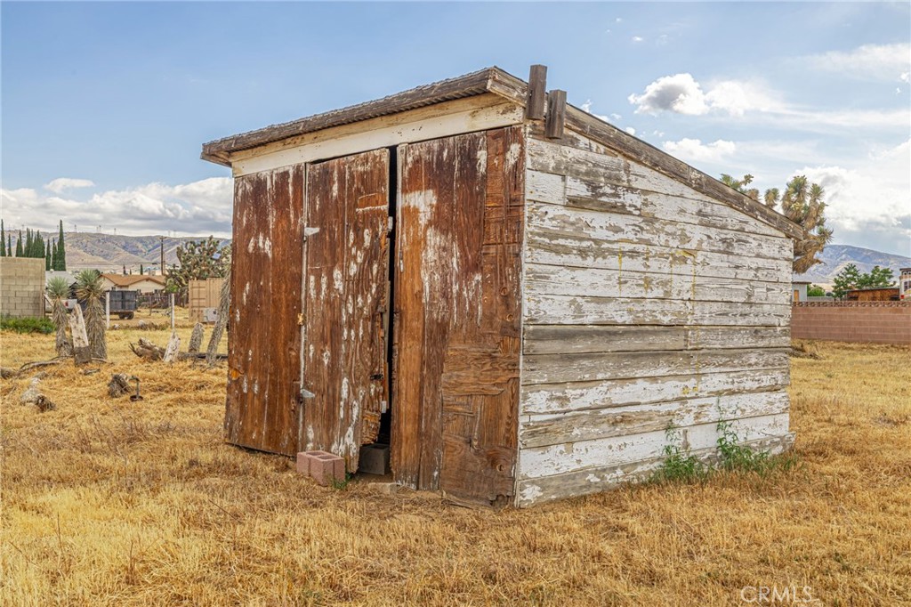 https://media.crmls.org/medias/bfc451ef-ec5c-454f-ad52-6fb01b69a065.jpg?preset=X-Large