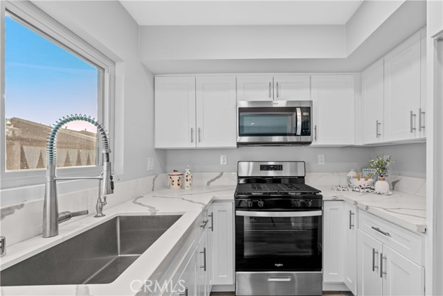 Detail Gallery Image 20 of 37 For 1881 Alpha Rd #8,  Glendale,  CA 91208 - 2 Beds | 3 Baths