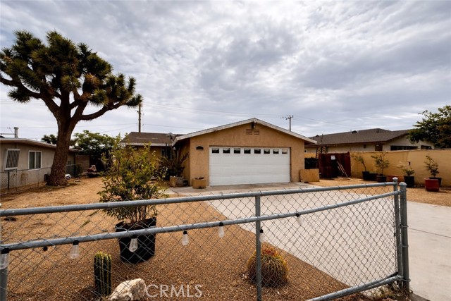 6317 Indio Avenue, Yucca Valley CA: https://media.crmls.org/medias/bfcc7994-a637-49b0-97da-65f42db1bb06.jpg