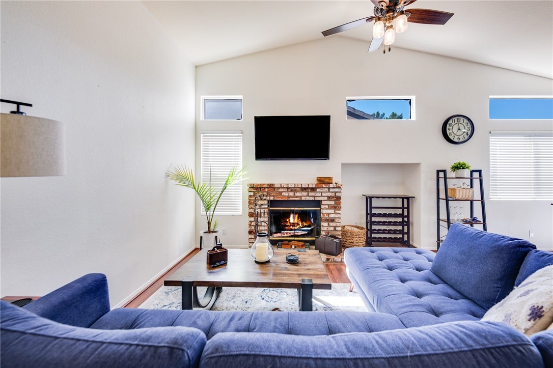 Detail Gallery Image 6 of 32 For 4133 De Anza Dr, Palmdale,  CA 93551 - 4 Beds | 2 Baths