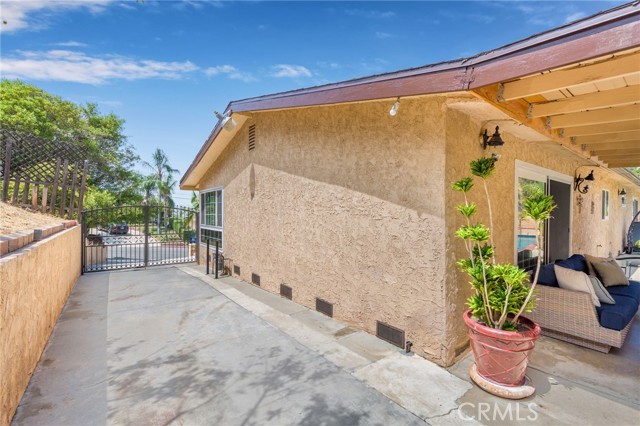 10165 Sully Drive, Sun Valley CA: https://media.crmls.org/medias/bfcf4351-88e4-4ed8-8bce-01798e819651.jpg