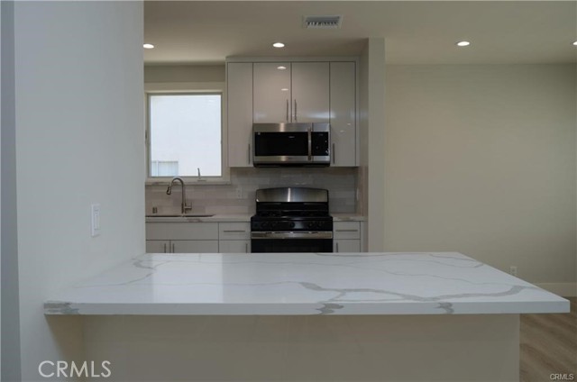 2031 Jolley Drive, Burbank CA: https://media.crmls.org/medias/bfd2e7de-9393-435b-b550-45b57f6a49d6.jpg