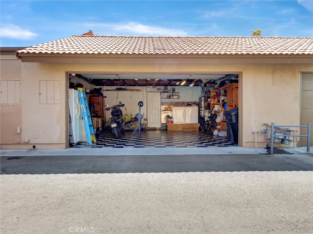 https://media.crmls.org/medias/bfd39715-1c11-421b-962a-9039b64d0048.jpg?preset=X-Large