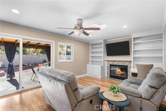 Detail Gallery Image 7 of 41 For 23439 via Elisandra, Valencia,  CA 91355 - 5 Beds | 3 Baths