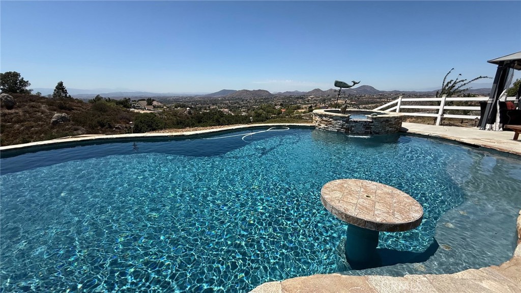 MLS #OC25148104 img 2