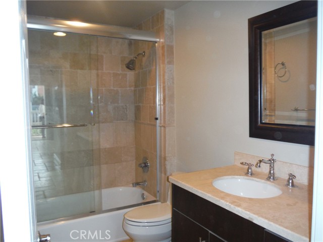 Detail Gallery Image 12 of 16 For 122 Roycroft Ave a,  Long Beach,  CA 90803 - 2 Beds | 1 Baths