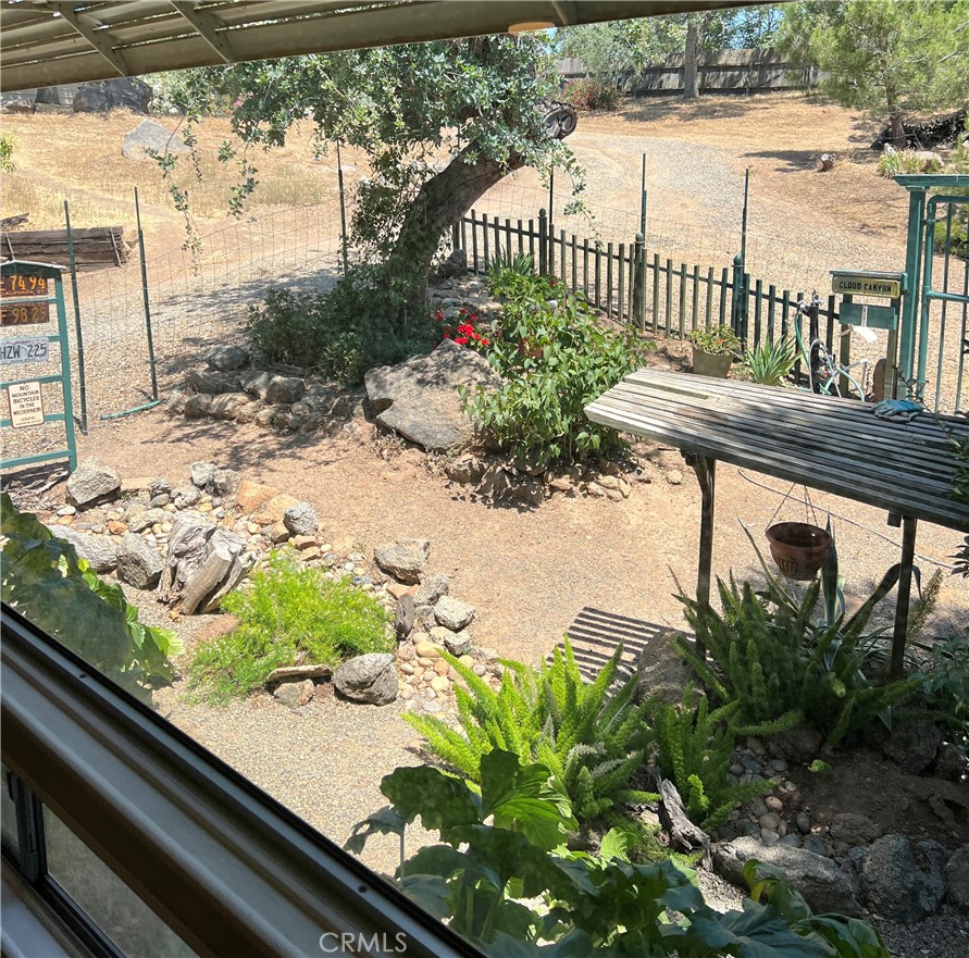 https://media.crmls.org/medias/bfd5c597-2577-4820-91ad-5b44c72a1445.jpg?preset=X-Large
