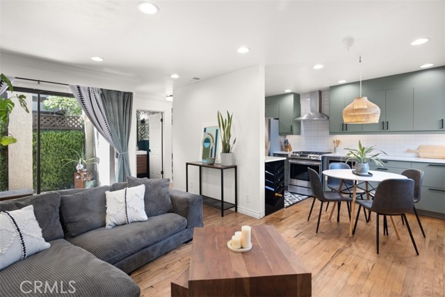 Detail Gallery Image 2 of 26 For 9210 Van Nuys Bld #21,  Panorama City,  CA 91402 - 2 Beds | 1/1 Baths