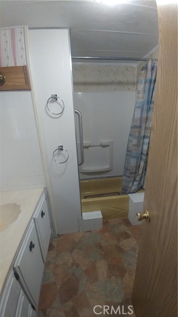 MASTER BED TWO SHOWER