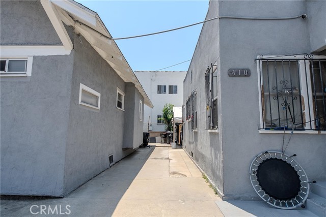 2500 Trinity Street, Los Angeles CA: https://media.crmls.org/medias/bfdd6f50-ad55-4b0d-8d70-1368020ad52b.jpg