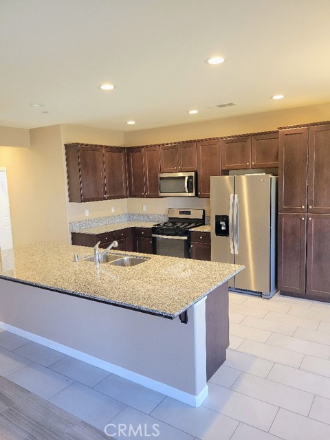 Detail Gallery Image 5 of 17 For 3414 N Oakwood St, Visalia,  CA 93291 - 3 Beds | 2 Baths