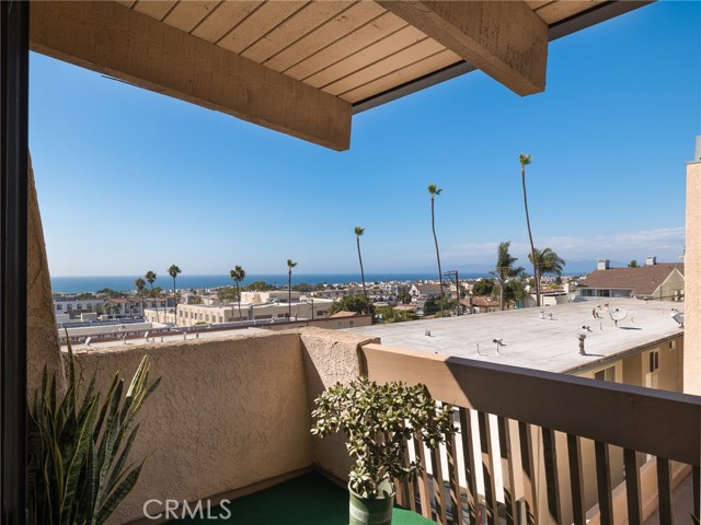 960 1st Street, Hermosa Beach, California 90254, 2 Bedrooms Bedrooms, ,2 BathroomsBathrooms,Residential,Sold,1st,SB22210479